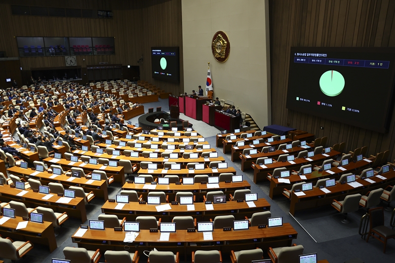 지난 달 31일 서울 여의도 국회에서 열린 제437회국회(임시회) 3차 본회의에서 형사소송법 일부개정안법률안(대안)이 국민의힘 의원들이 불참한 채 통과되고 있다. / 뉴시스