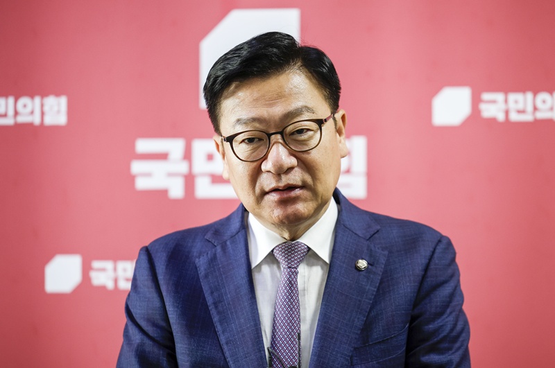 정점식 국민의힘 원내대표는 5일 SNS를 통해 “한번 무너진 시장의 신뢰를 회복하려면 정부와 국회가 부단히 노력해야 한다”며 코스피·코스닥 대란의 원인 규명을 위한 국정조사를 촉구했다. / 뉴시스