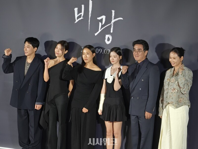 ‘비광’으로 뭉친 (왼쪽부터) 김영민·하지원·이지원 감독·김시아·류승룡·김선영. / 시사위크 DB