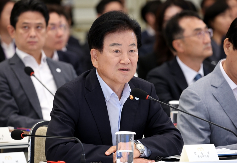 정동영 통일부 장관이 5일 청와대 영빈관에서 열린 외교부, 통일부, 국방부, 국가보훈부에 대한 부처 업무보고에서 보고를 하고 있다. / 뉴시스