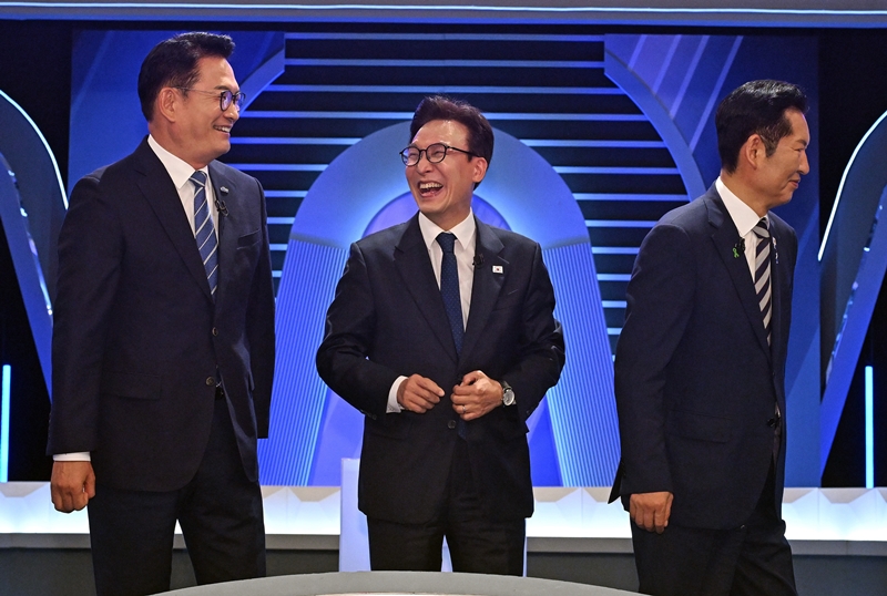 더불어민주당 ‘8·17 전당대회’ 지역 순회 경선이 본격화하면서, 후보들의 갈등도 증폭되고 있다. 사진은 송영길(왼쪽부터), 김민석, 정청래 당 대표 후보가 5일 KBS에서 열린 당대표 후보자 TV토론회에서 기념촬영을 마치고 자리로 향하고 있는 모습. / 뉴시스