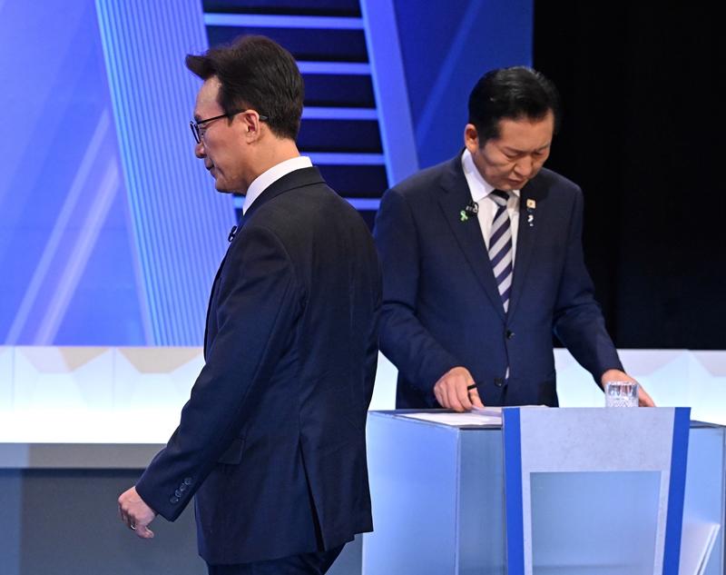 더불어민주당 당 대표 후보들 사이에서 ‘법적조치’가 거론되고 있다. 사진은 김민석, 정청래 후보가 5일 KBS에서 열린 당 대표 후보자 TV토론회에서 토론 준비를 하기 위해 이동하고 있는 모습. / 뉴시스