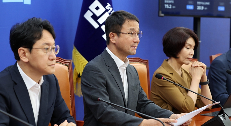 더불어민주당이 국민의힘의 ‘단일종목 레버리지 ETF’와 관련한 국정조사 요구에 선을 그었다. 사진은 한병도 민주당 대표 직무대행 겸 원내대표가 6일 국회에서 열린 정책조정회의에서 발언하고 있는 모습. / 뉴시스