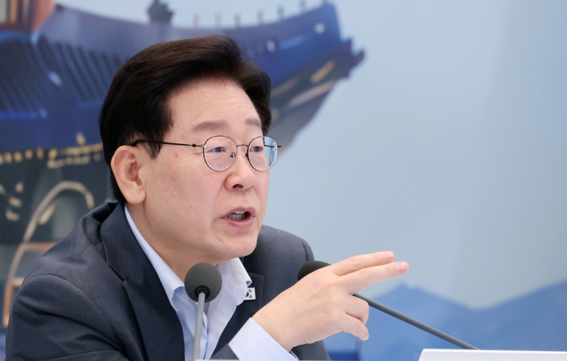 이재명 대통령이 5일 청와대에서 열린 행정안전부, 법무부, 국무조정실 등에 대한 부처 업무 보고에서 발언하고 있다. / 뉴시스