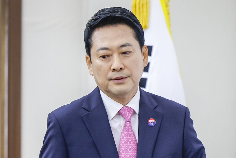 장동혁 국민의힘 대표는 6일 최고위원회의에서 “그동안 (사관학교 통합 목적이) ‘합동성 강화다’, ‘융합형 인재다’ 그러더니 결국 대통령 입에서 나온 말이 ‘사관학교 통합하면 쿠데타 가능성도 줄어들 것’”이라고 말했다. / 뉴시스