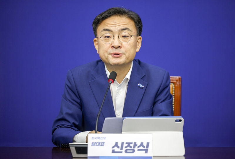 정부를 향해 ‘레드팀’을 자처해 온 조국혁신당이 지난 3일 발표된 정부의 세제개편안에 대한 공세 수위를 한층 높이고 있다. 사진은 신장식 혁신당 대표가 지난 3일 서울 여의도 국회에서 열린 최고위원회의에서 발언하고 있는 모습. / 뉴시스