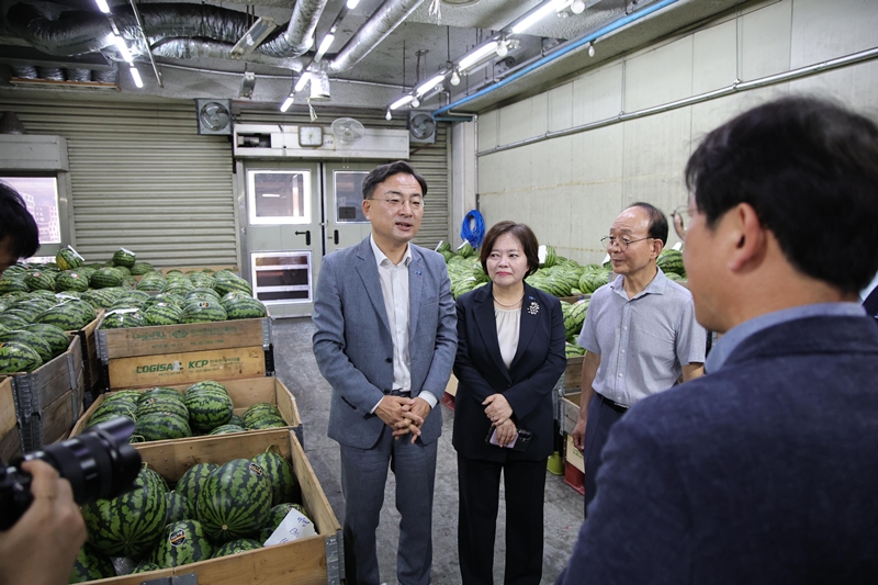 조국혁신당 신장식 대표, 정춘생 사무총장, 박웅두 민생기병단장 등이 6일 서울 강서농산물도매시장을 방문해 상인과 대화하고 있다. / 사진=조국혁신당 제공