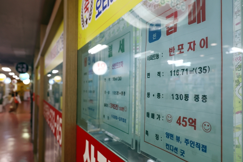 이번 부동산 세제 개편의 여파가 전월세 시장으로 이어질 것이란 우려가 나오는 가운데, 청와대와 정부가 후속 대책 마련에 부심이다. 이재명 대통령은 오는 7일 부동산 및 주식시장 2차 점검회의를 주재하고 공급 대책을 비롯한 후속 조치를 논의할 예정이다. / 뉴시스 