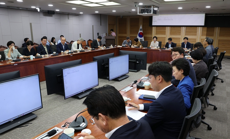 더불어민주당 서울 지역구 의원들이 6일 국회 의원회관에서 열린 부동산 정책 대응을 위한 비공개 간담회에 참석해 자리하고 있다. / 뉴시스