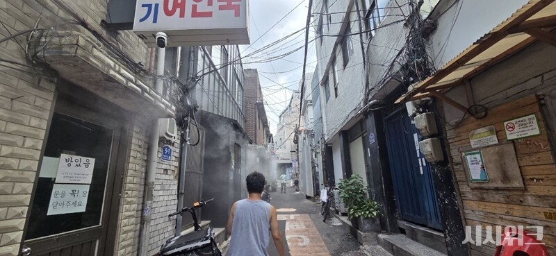 폭염중대경보가 발효된 4일, 서울 동자동 쪽방촌 거리에 열기를 식히기 위한 스프링쿨러가 작동되고 있는 모습이다. / 사진=이민지 기자