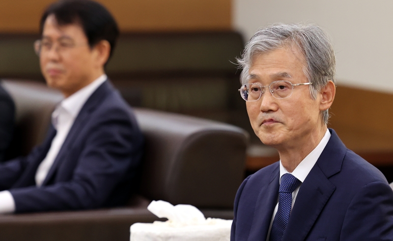조희대 대법원장이 지난 4일 오후 서울 서초구 대법원에서 정성호 법무부 장관, 대법관후보추천위원회 박은정 위원장 등 위원들과 이야기를 나누고 있다. / 뉴시스