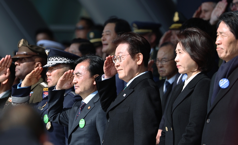 이재명 대통령이 20일 충남 계룡대 대연병장에서 열린 육·해·공군 사관학교 통합임관식에서 거수경례를 하고 있다. (청와대통신사진기자단) / 뉴시스