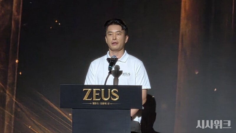 7일 컴투스는 서울 종로구에 위치한 JW메리어트동대문스퀘어서울 호텔에서 쇼케이스를 열고 ‘제우스’ 게임 서비스 전략을 밝혔다. 사진은 김대훤 에이버튼 대표가 ‘제우스’ 개발 방향에 대해 설명하고 있는 모습. / 조윤찬 기자