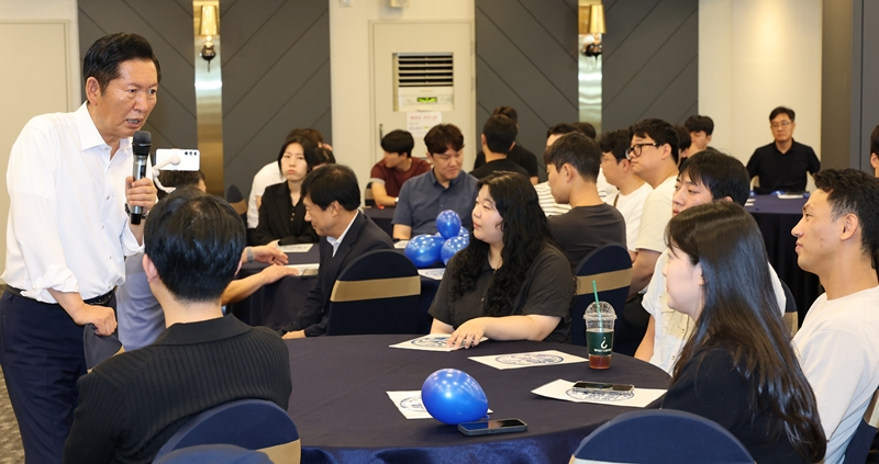정청래(왼쪽) 더불어민주당 당대표 후보가 7일 전북 전주시 전북특별자치도청년도전지원사업단을 방문해 더불어민주당 전북특별자치도당 청년 권리당원 간담회를 열고 질의에 답변하고 있다. / 뉴시스