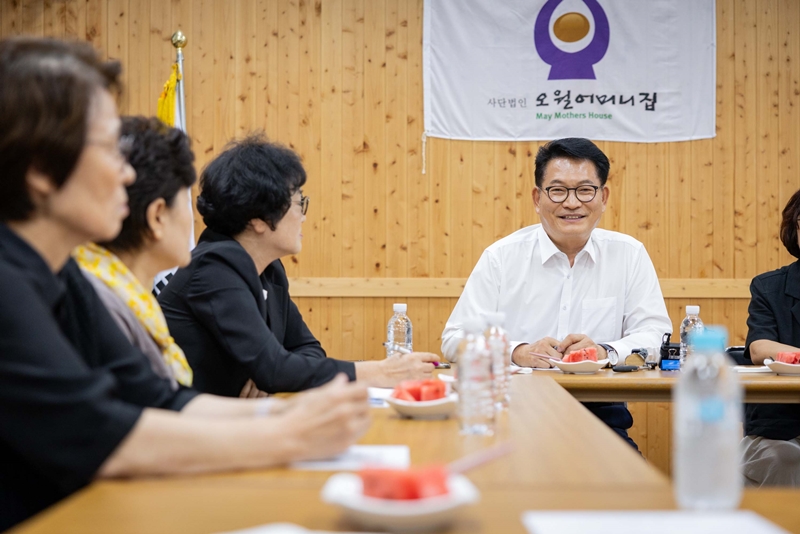 송영길 더불어민주당 당대표 후보가 7일 전남광주 오월어머니집을 방문해 인사말을 하고 있다. / 뉴시스