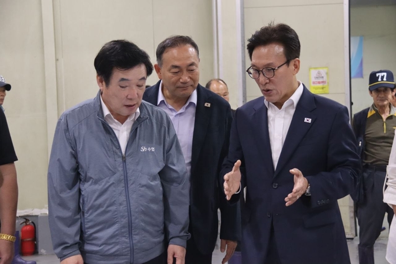 김민석 더불어민주당 당대표 후보가 7일 전남광주 목포시 묵포수협 위판장을 찾아 시설을 살펴보고 있다. / 뉴시스