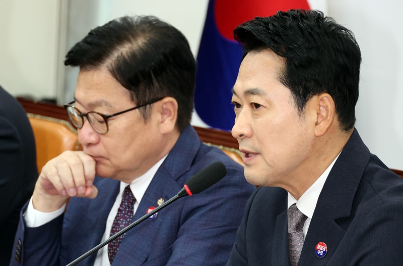 장동혁 국민의힘 대표는 10일 국회에서 열린 최고위원회의에서 이재명 정부를 향해 “국민‘주권’정부가 아니라 국민‘포기’정부”라고 직격했다. / 뉴시스