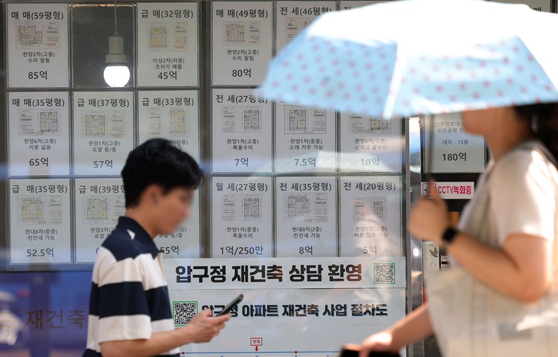 정부가 32억원이 넘는 고가 주택과 비거주 1주택자, 다주택자의 종합부동산세(종부세)를 내년부터 단계적으로 인상하는 내용을 담은 ‘2026 세제개편안’을 발표한 가운데 4일 서울 강남구의 한 부동산에 매물 정보가 붙어 있다. / 뉴시스