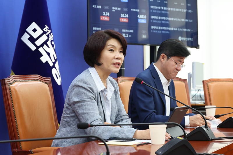 한정애 더불어민주당 정책위의장은 비거주 1주택자 인정요건 완화와 관련한 의견을 수렴한 뒤 추가 당정 협의를 진행하겠다고 밝혔다. / 뉴시스