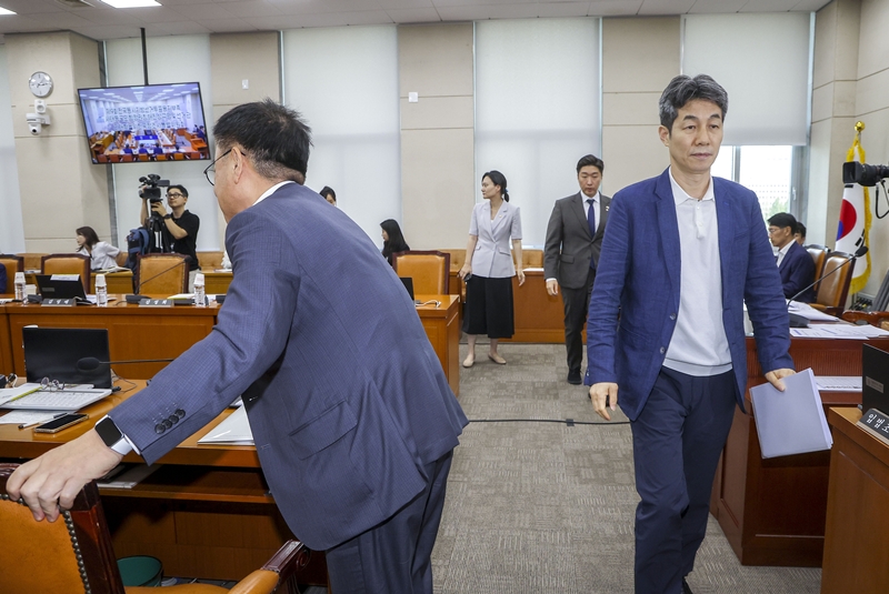 윤건영 국조특위 여당 간사와 서범수 야당 간사가 10일 서울 여의도 국회에서 열린 제9회전국동시지방선거투표용지부족사태등국민참정권침해진상규명및선거관리개혁을위한국정조사특별위원회 3차 청문회가 정회된 후 회의장을 나가고 있다. / 뉴시스