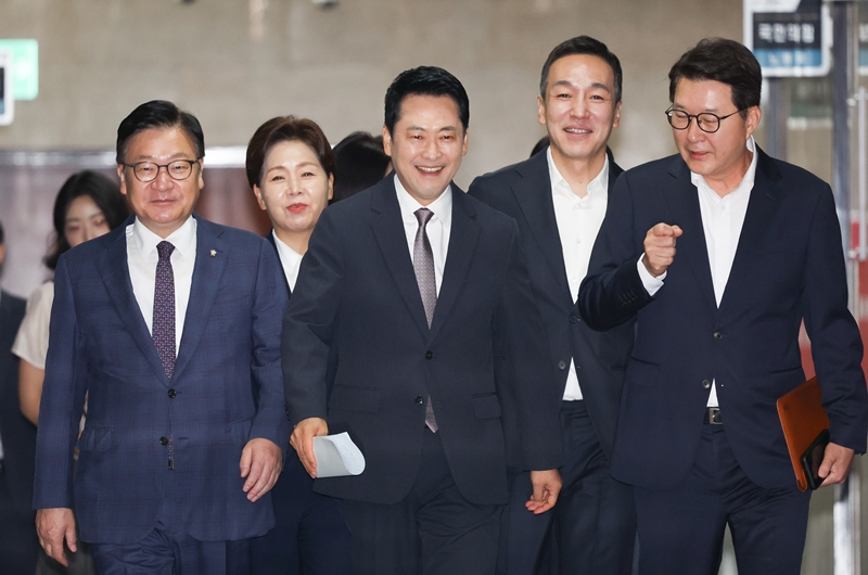 장동혁(가운데) 국민의힘 당 대표와 정점식 원내대표를 비롯한 최고위원들이 10일 오전 서울 여의도 국회에서 최고위원회의에 참석하기 위해 이동하고 있다. / 뉴시스