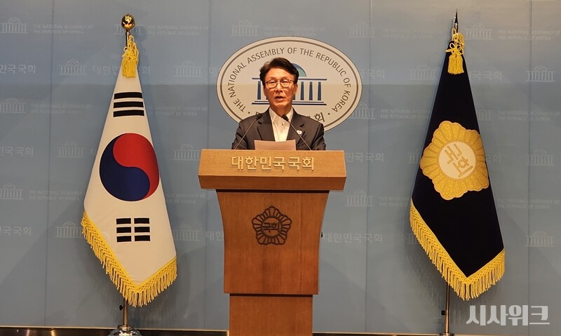 김민석 더불어민주당 당 대표 후보가 10일 국회에서 공약 관련 기자회견을 하고 있다. / 전두성 기자
