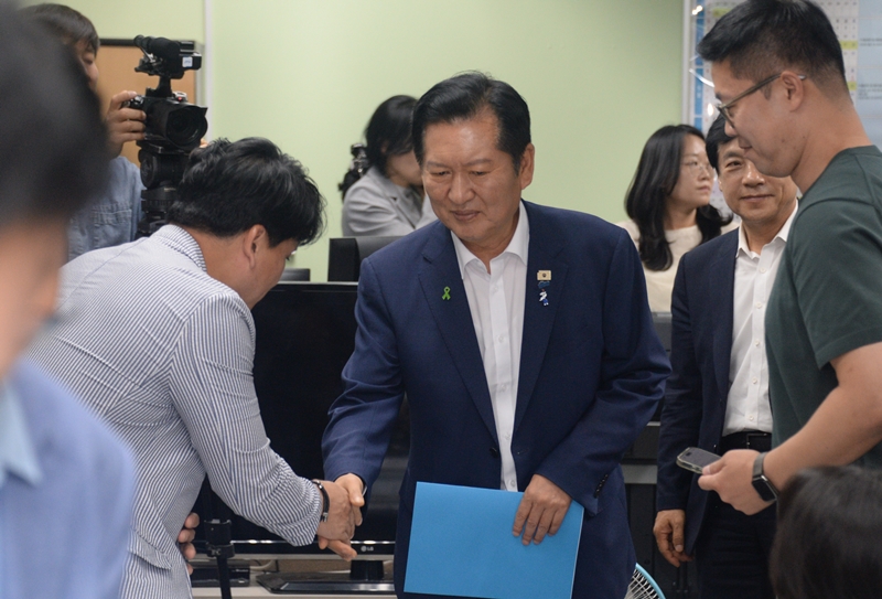 정청래 더불어민주당 당대표 후보가 10일 전북 전주시 전북특별자치도의회 기자실에서 기자간담회를 열고 기자단과 인사를 나누고 있다. / 뉴시스