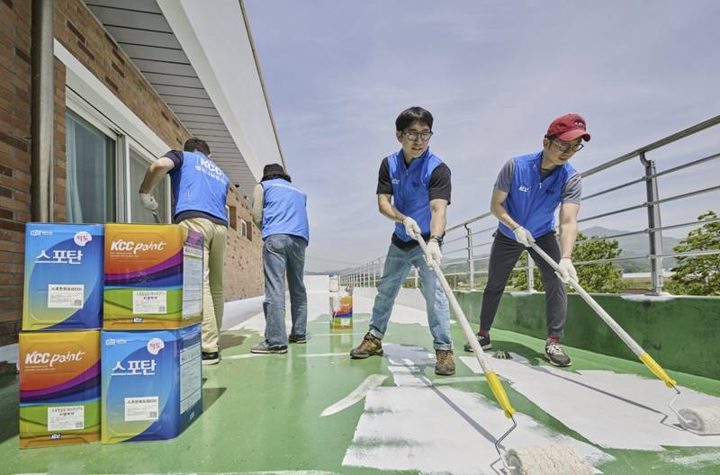 2025년 5월에 KCC 관계자들이 전북 진안군 장애인 시설 흰마실에서 옥상 차열페인트 시공을 하고 있다. / KCC