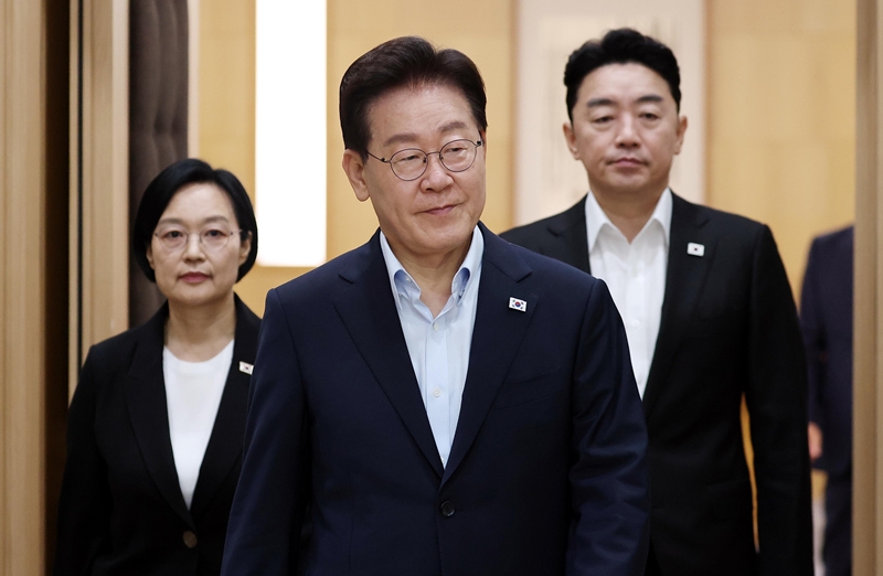 이재명 대통령이 11일 정부세종청사에서 열린 국무회의에 입장하고 있다.왼쪽부터 한성숙 국무총리, 이 대통령, 강훈식 비서실장. (청와대통신사진기자단) / 뉴시스