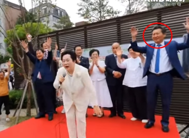 정청래 후보가 과거 마포구 지역 행사에 참석했을 당시 이희자 회장과 함께 찍힌 사진이 공개되며 신천지 의혹이 커진 바 있다. / 사진= X(엑스·옛 트위터) 갈무리