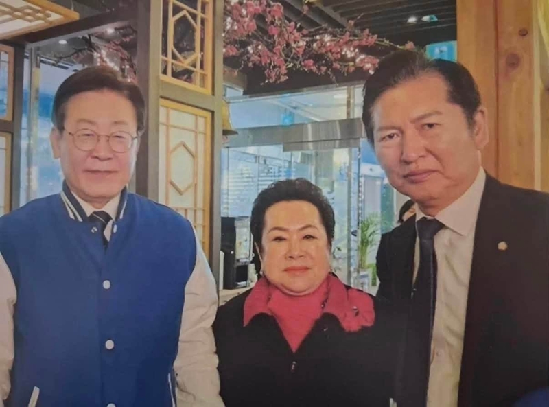 정청래 후보의 모습을 잘라낸 사진으로 이재명 대통령과 이희자 회장만 둘이 있는 모습이 공유됐다는 사실이 알려지자, 친명계 의원들이 강하게 반발했다. / 사진= 문진석 더불어민주당 의원 페이스북 갈무리