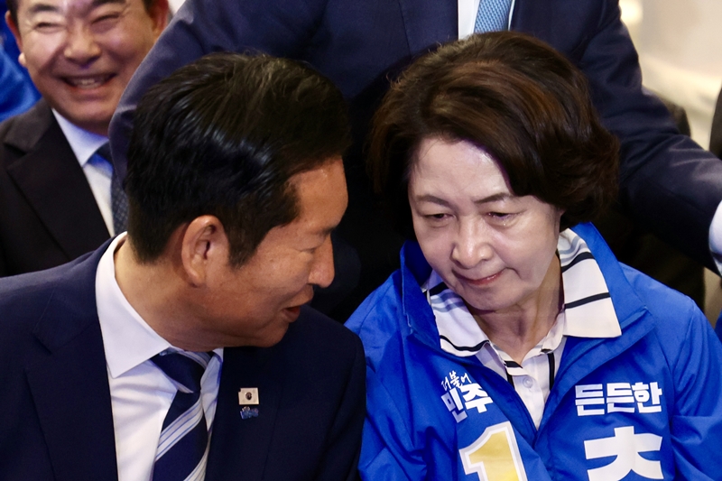 더불어민주당 ‘8·17 전당대회’ 서울·경기 지역 순회 경선이 이번 주말 실시되는 가운데, 민주당 소속인 추미애 경기지사가 ‘개혁’을 강조하며 연일 정청래 당 대표 후보에 힘을 싣고 있다. 사진은 지난 5월 7일, 정청래 당시 대표와 추미애 당시 경기지사 후보가 경기 고양시 킨텍스에서 열린 제9회 전국동시지방선거 경기인천제주 공천자대회에서 대화하고 있는 모습. / 뉴시스