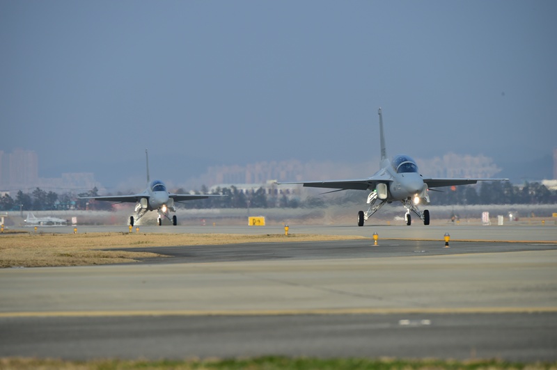 정부가 광주 군공항 기능을 2028년 중순까지 다른 군공항에 임시 배치하기로 하자 국민의힘은 수용시설과 비행안전, 작전 수행능력 정상화 문제를 제기했다. / 뉴시스