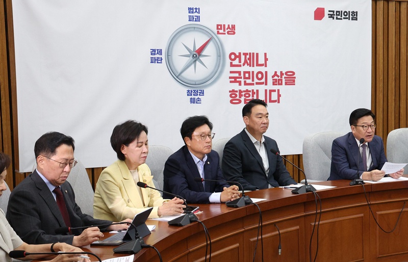 유용원 국민의힘 의원은 광주기지 전력을 다른 군공항에 임시 배치하려면 격납고와 정비·훈련시설 등을 함께 마련해야 한다며 2028년 중순까지 이전할 수 있는지 구체적인 계획을 공개해야 한다고 주장했다. / 뉴시스