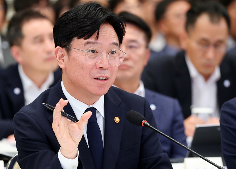 김영훈 고용노동부 장관이 지난 4일 청와대 영빈관에서 열린 고용노동부, 중기부, 공정위에 대한 부처 업무보고에서 보고를 하고 있다.(청와대통신사진기자단) / 뉴시스