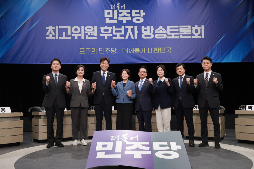 더불어민주당 최고위원 후보들이 지난 3일 경기 부천시 OBS경인TV에서 열린 최고위원 후보자 방송토론회에서 기념촬영을 하고 있다. 왼쪽부터 한민수, 임미애, 김용, 서미화, 박선원, 최민희, 이성윤, 김영호 후보. (국회사진기자단) / 뉴시스