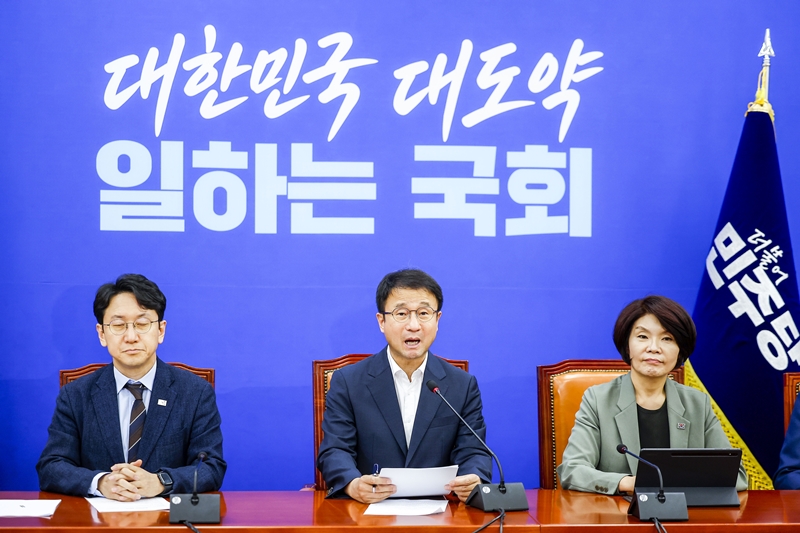 더불어민주당은 부동산 관련 법안 등 민생 법안 처리를 위해 오는 13일 국회 본회의 개최를 요구하고 있다. 사진은 한병도 대표 직무대행 겸 원내대표가 11일 국회에서 열린 원내대책회의에서 발언하고 있는 모습. / 뉴시스