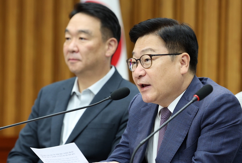 국민의힘은 오는 13일 국회 본회의 개최에 대해 더불어민주당이 추진하는 국회 신속처리안건(패스트트랙)과 관련한 국회법 개정안을 이유로 반대하고 있다. 사진은 정점식 원내대표가 11일 국회에서 열린 원내대책회의에서 발언하고 있는 모습. / 뉴시스