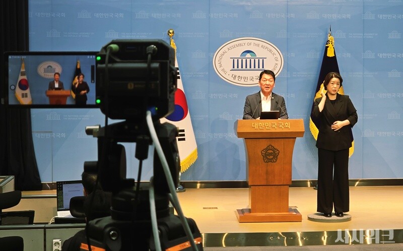 국민의힘 안철수 의원이 12일 오전 국회 소통관에서 기자회견을 열고 당 조직 쇄신과 이른바 ‘복당 운동권’의 차기 총선 지원 배제를 요구하고 있다. / 사진=김두완 기자