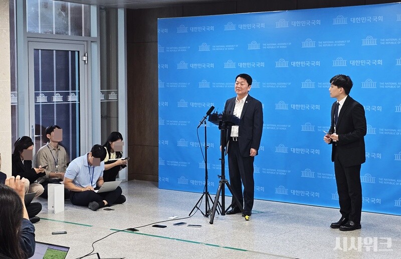 안철수 국민의힘 의원은 장동혁 지도부에 당내 인력을 부동산·인공지능·환율 등 정책 현안별로 배치하고, 정부보다 나은 대안을 제시하는 야당의 역할에 집중해야 한다고 요구했다. / 사진=김두완 기자