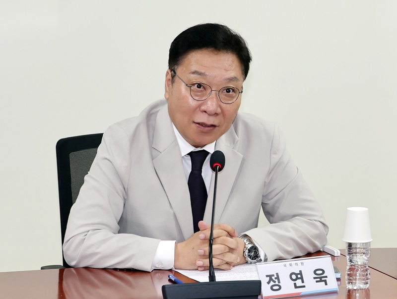 정연욱 의원은 민주당을 향해 관광특구 지정을 위한 지역 차원의 협력에 나설 것을 촉구했다. 그는 “사람 이름을 걸어 현수막을 내걸 힘이 있다면, 그 힘으로 관광특구 지정 촉구 결의안을 채택하고 관광 활성화를 위한 대안 마련에 힘써 달라”며 “여야가 함께 나서면 결과는 달라진다. 저도 힘껏 돕겠다”고 밝혔다. / 뉴시스