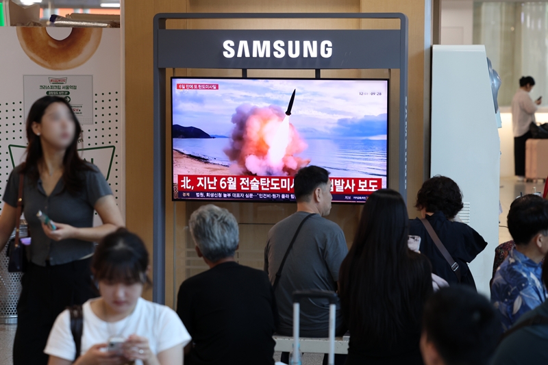 12일 서울 용산구 서울역 대합실에서 시민들이 북한의 탄도미사일 발사 관련 뉴스를 시청하고 있다. / 뉴시