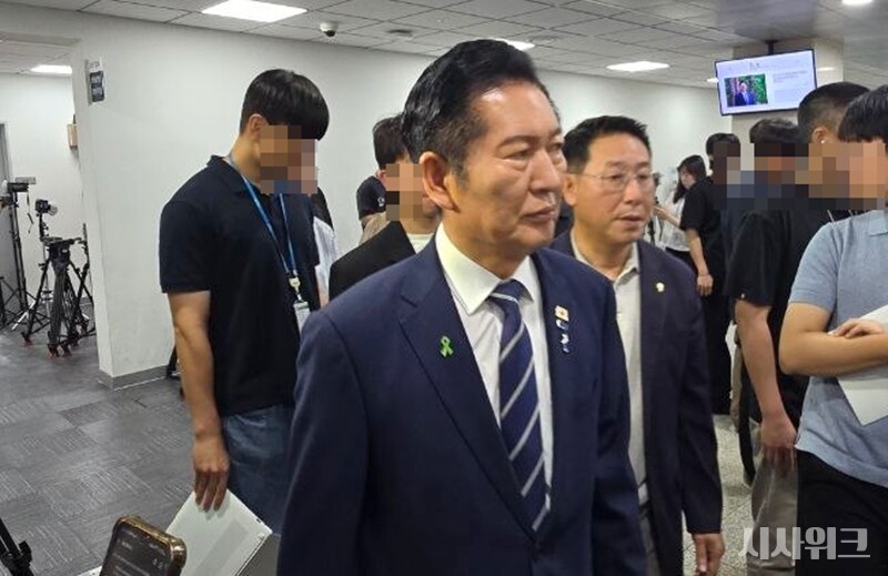 12일 오전 국회에서 기자회견을 연 정 후보는 “이 대통령의 지지율을 60% 이상 회복하고 올리겠다”며 포부를 드러냈다. / 사진=김두완 기자