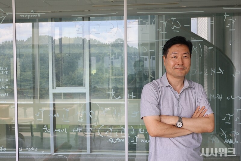 멸종위기종을 일반 생물종과 분류하고 이들을 추적하는 것은 많은 인력과 시간, 자원이 필요하다. 이 문제를 해결하기 위해 최근 주목받는 기술이 바로 ‘인공지능(AI)’이다. 김창익 KAIST 전기및전자공학부 교수는 국내 AI를 기반으로 한 ‘생태 및 기후’ 분야 연구를 선도하고 있다. / 사진=박설민 기자