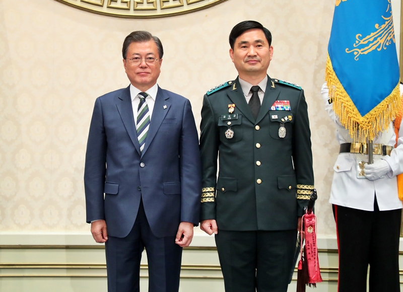김도균 전 수방사령관은 문재인 정권에서 국정기획자문위원회 위원 및 청와대 국가안보실 국방개혁비서관, 국방부 대북정책관 등을 역임한 대북정책 전문가로 평가된다. 사진은 2020년 6월 2일 청와대 영빈관에서 열린 중장 진급자 삼정검 수치 수여식에 참석한 문재인 전 대통령과 김도균 수도방위사령관(오른쪽). / 뉴시스