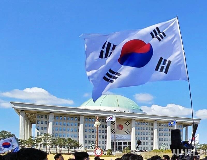 ​국회입법조사처 분석 결과 한국은 자유민주주의 지수 세계 22위로 회복세를 보였지만, 정당 신뢰도는 평가척도상 최하점에 머물러 제도적 성과와 시민이 체감하는 정치 사이의 간극을 드러냈다. / 사진=김두완 기자​