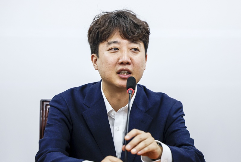 이준석 대표는 12일 ‘MBC라디오 김종배의 시선집중’에 출연해 국민의힘 측에서 제기하는 부정선거 의혹과 사전투표 폐지 주장 등의 문제점을 조목조목 반박했다. / 뉴시스