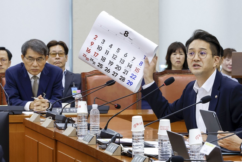 서울 송파구 올림픽공원 내 투표함 재검표를 둘러싼 여야 공방에 대해 이준석 대표는 국민의힘의 태도를 문제 삼았다. 국민의힘은 ‘절차적 흠결이 있어서는 안 된다’는 이유로 재검표를 반대하고 있다. 사진은 전용기 더불어민주당 의원이 10일 서울 여의도 국회에서 열린 제9회전국동시지방선거투표용지부족사태등국민참정권침해진상규명및선거관리개혁을위한국정조사특별위원회 3차 청문회에서 재검표 일정을 두고 발언을 하며 달력을 들고 있는 모습. / 뉴시스