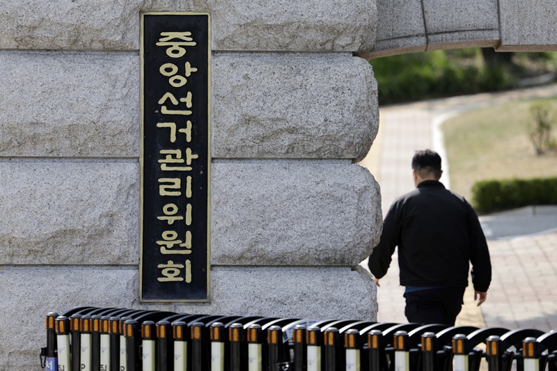 이준석 대표는 투표율 오입력이 발생한 과정과 주체를 따져보면, 선관위의 선거 조작이 아닌 일선 공무원의 행정상 실수로 보는 게 마땅하다고 주장하고 있다. 선관위 상시 인력만으로 모든 투표소의 현장 업무를 직접 관리하는 것이 현실적으로 불가능하기 때문에, 투표 당일에는 각 지자체에서 차출된 공무원들이 간단한 교육을 받은 뒤 투표소에 배치돼 현장 업무를 맡고 있다. / 뉴시스