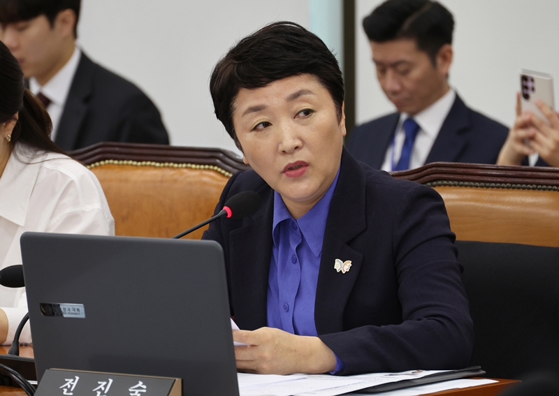 정청래 더불어민주당 대표 후보 측과 전진숙 의원이 이른바 ‘불법 전화방’ 의혹을 두고 공방을 벌였다. 사진은 전 의원의 모습. / 뉴시스